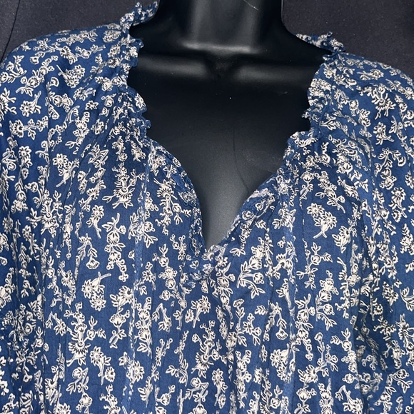 Old Navy Blue w/ white flowers ruffled top. Size XL - Picture 4 of 7